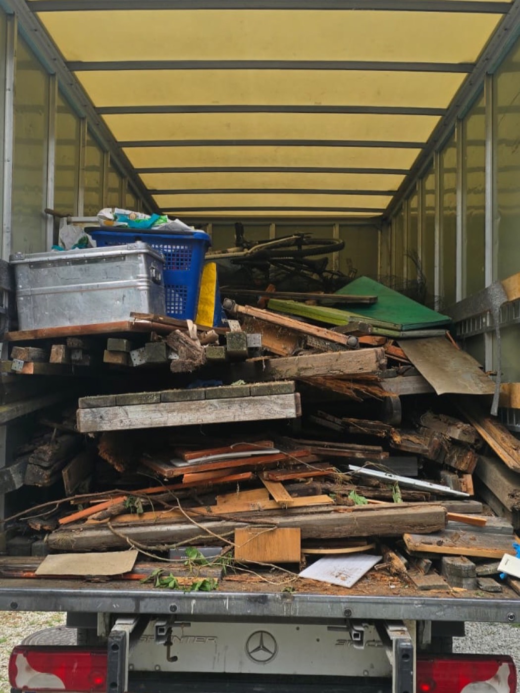 Beladener Transporter mit kontaminiertem Sperrmüll aus der Wohnung