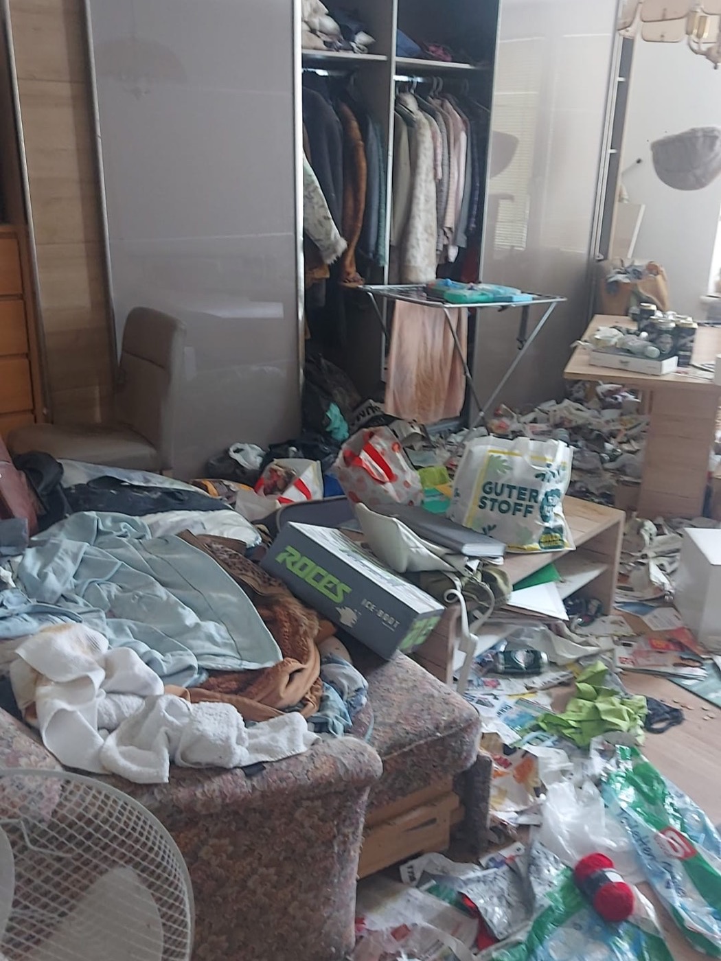 Schlafzimmer voller Unrat und Zeitungen nach jahrelanger Tierhaltung