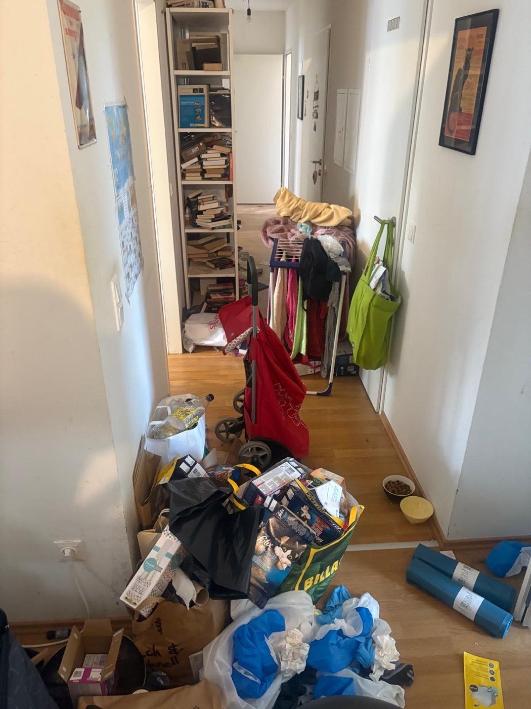 Mit Säcken und Kartons vollgestellter Wohnungsflur vor der Räumung