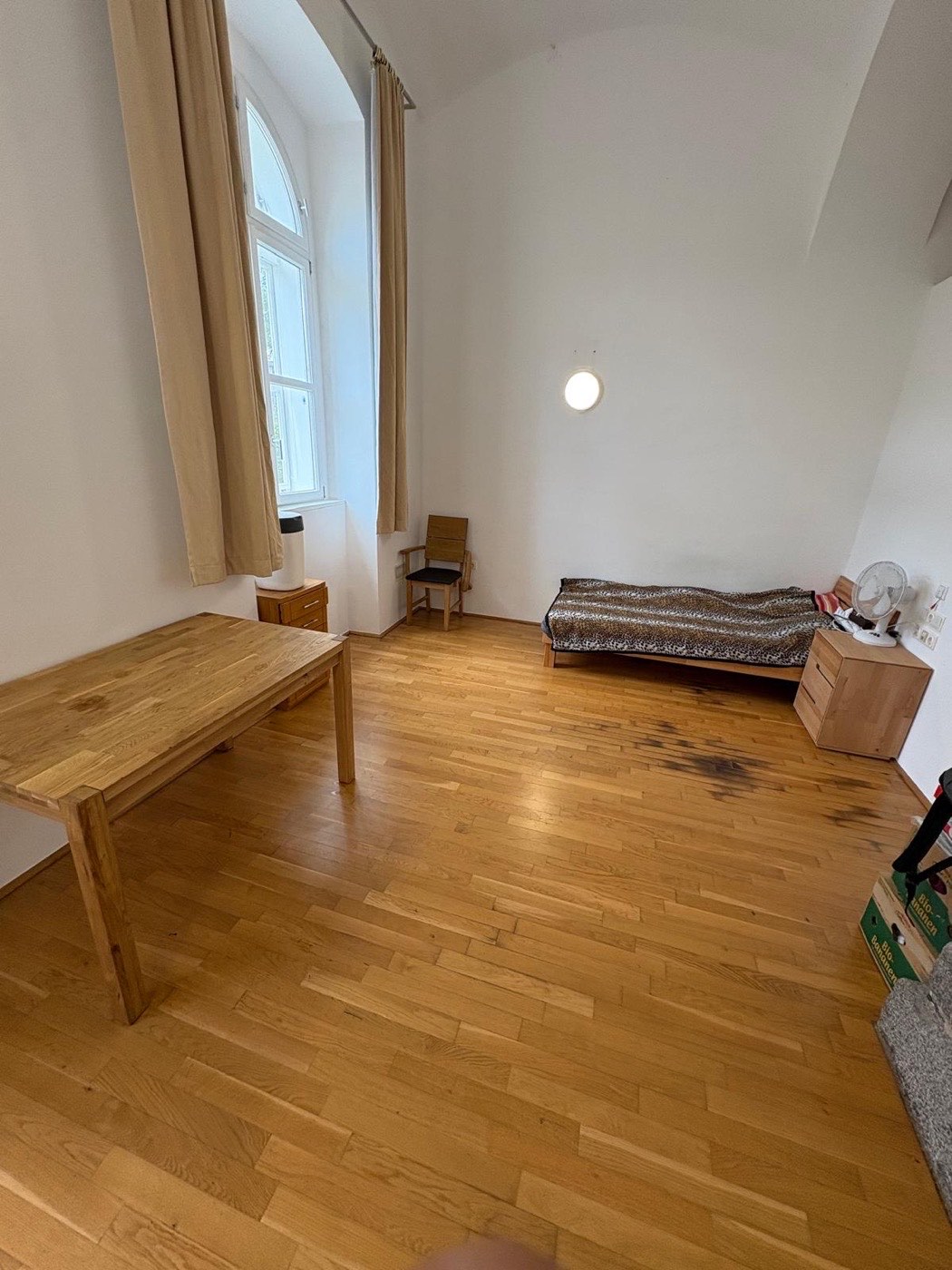 Dasselbe Zimmer nach der Entrümpelung, leergeräumt