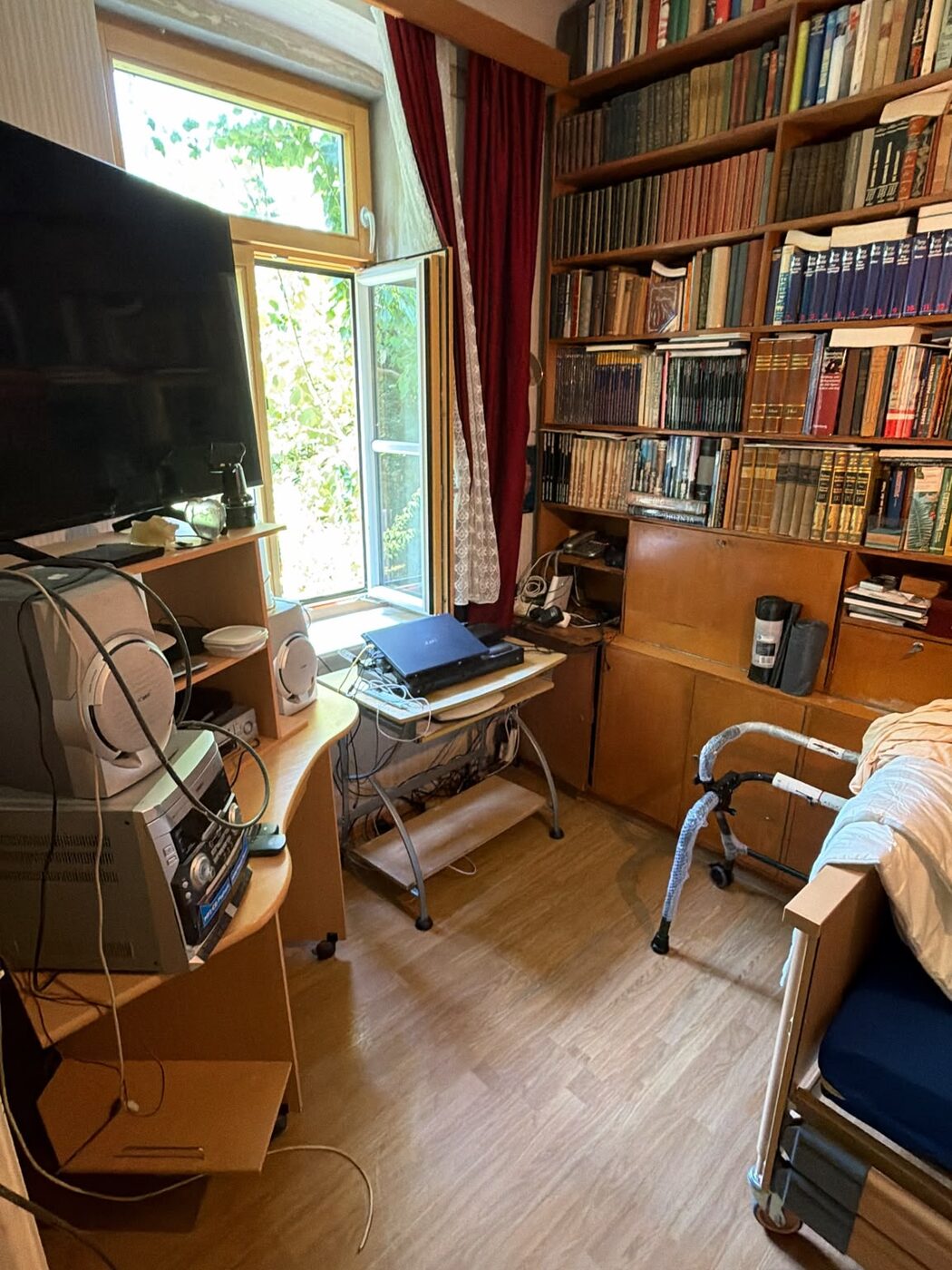 Freigeräumtes Bücherzimmer nach der Verlassenschaftsräumung