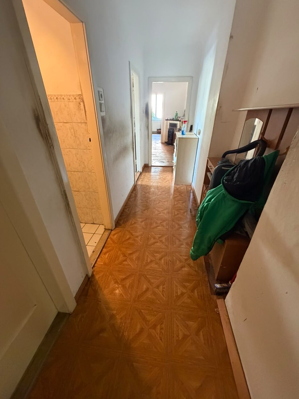 Sauberer Wohnungsflur nach Räumung und Grundreinigung