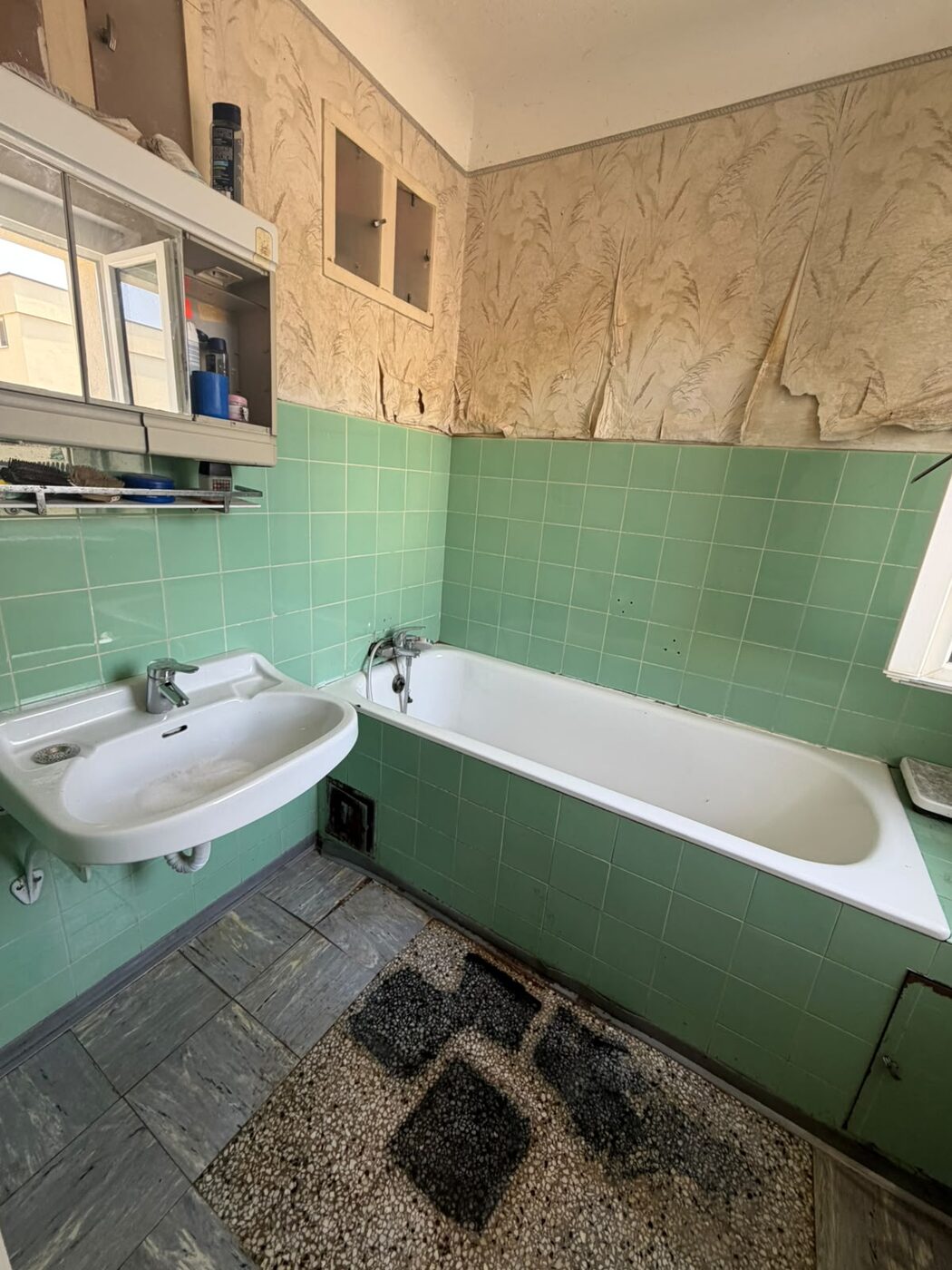 Besenrein übergebenes Badezimmer nach der Grundreinigung