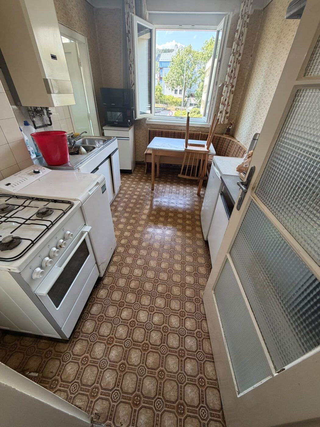Helle, aufgeräumte Küche bei der Wohnungsübergabe