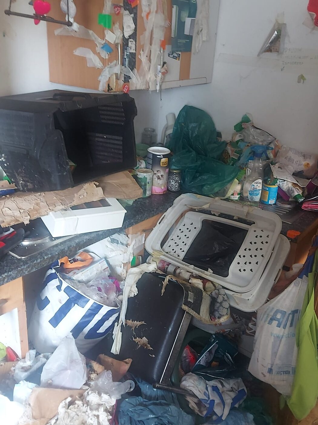 Arbeitsfläche und Boden voller Unrat vor dem Einsatz