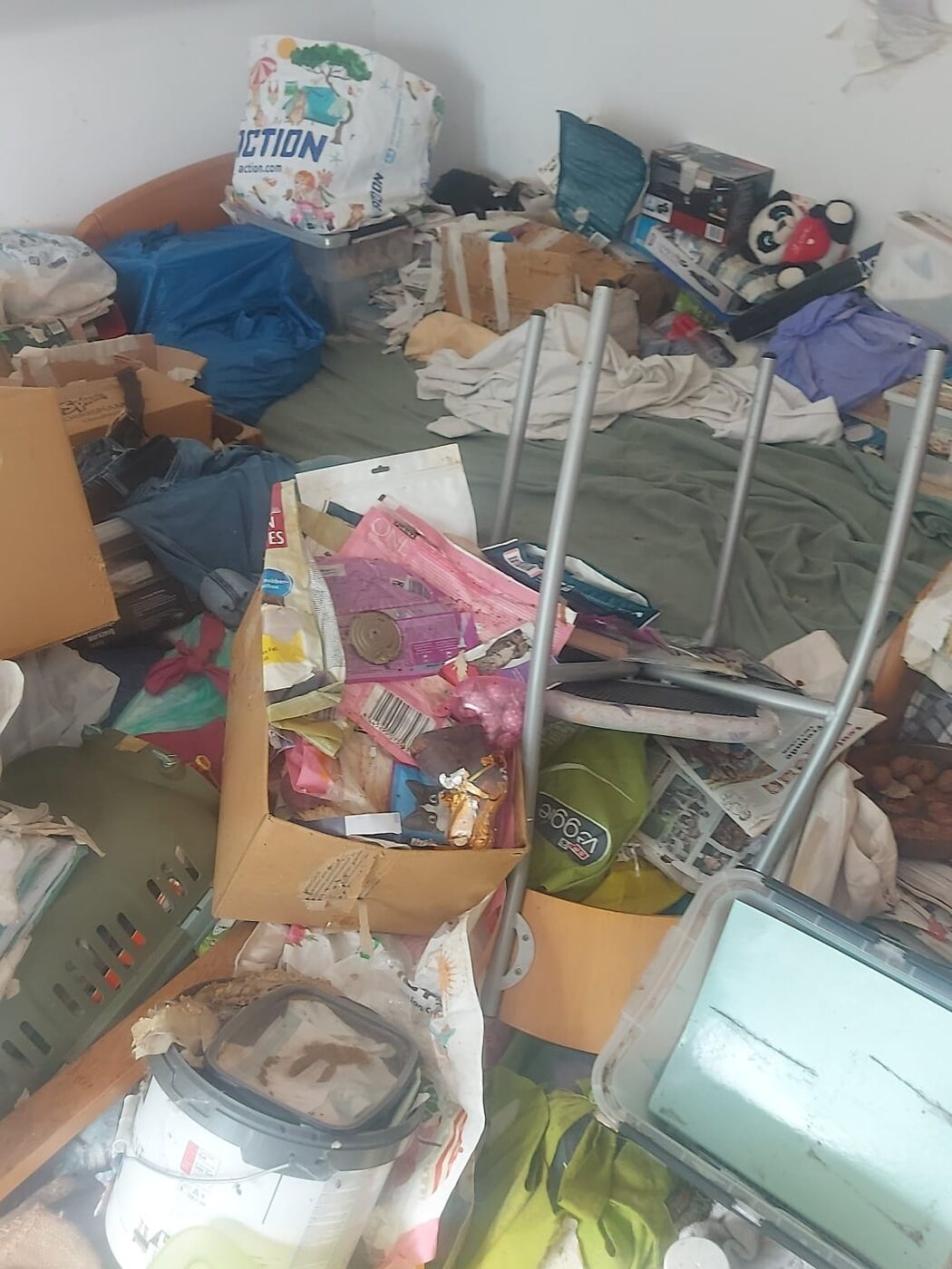 Schlafzimmer voller Kisten, Taschen und Unrat