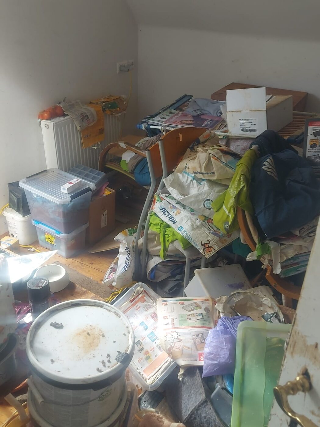 Vollgestelltes Zimmer unter der Dachschräge