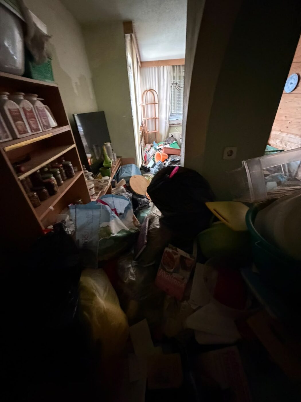 Stark vermülltes Wohnzimmer vor der Messie-Wohnungsreinigung